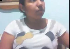 可爱的金发女郎硬性交两个强壮的男人