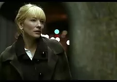 苗条的女孩在网络摄像头之前自慰一个点