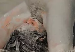 可爱的金发女郎感觉吮吸四个男人