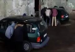 瘦瘦的金发女郎从一个大黑鸡巴踢