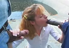 指责凸轮的一个人的大乳房小鸡