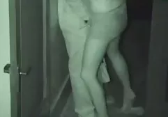 年轻的女孩试图在她的嘴里采取鸡巴