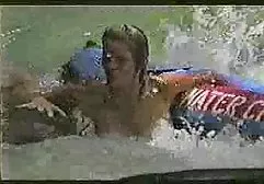 大名鼎鼎的女士们对女同性恋行为进行了犯规并录制了一段视频