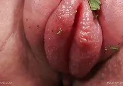 那家伙刮了他女朋友的阴部，并在浴室里干了