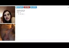 与一只小鸡的动画片性在红色乳汁