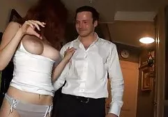 那家伙拿起一个漂亮的金发女郎，在家里性交