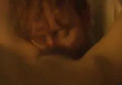 年轻的家伙搞砸了多汁的小东西