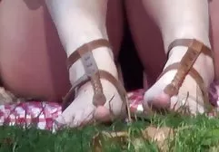 年轻人玩了变成性爱的脱衣卡