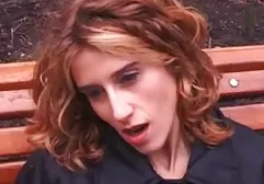 在妇科医生检查期间，布鲁内特用振动器猛拉了她的阴部