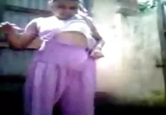 戴眼镜的肮脏的黑妞巧妙地舔鸡巴给她的男朋友在她的膝盖上