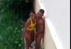 从性感的金发女郎在红色丝袜的独奏色情表演