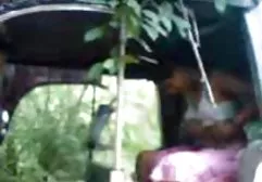 医生抚摸着病人的光滑的阴部，让她的阴茎吮吸