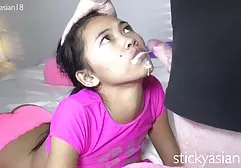 男按摩师引起了赤裸的小母鸡，然后将其传播进行性交