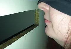 裸体女孩在医生的办公室从事阴道自慰