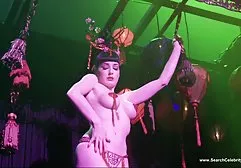 贱人自信地在镜头前的阴茎上滑倒阴茎