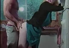 年轻的金发金发女郎把自己给了她的男朋友