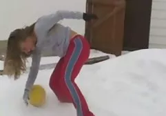 在公共游泳池隐藏射击taek