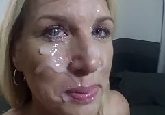 布鲁内特吮吸有点过头，并在她的嘴里暨