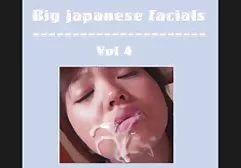 为了得到一份工作，一个黑发给了自己一个赤脚点