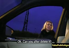 那家伙在厨房的桌子上把他的新女朋友搞得一团糟