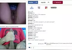 丰满的金发女郎在Snow Maiden服装中有浪漫的性爱