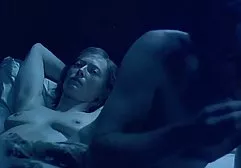 温柔的金发女郎热情地被两个强壮的家伙搞砸了