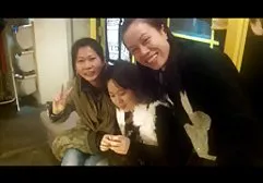 年轻美丽的浅黑肤色的男人在新年的前夕招待了她的猫