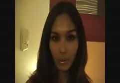 性感的女孩通过网络摄像头为他们的观众上演了一个亲密的节目