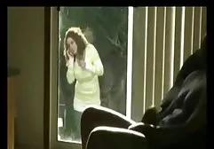 年轻的金发女郎和男人发生性关系