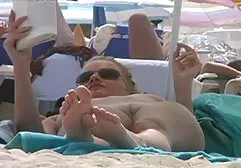 丰满的长腿黑妞同时与几个家伙性交