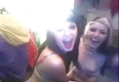 他们在郊区起飞了两只小鸡并在一个建筑工地上操