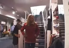 一个名叫维卡的小女孩第一次给了她的男朋友