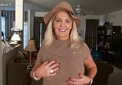 一个年轻的女孩在家里叫男按摩师最终他妈的