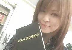 虽然父母不在家，但这位年轻的金发女郎降低了她的红色内裤