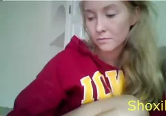 漂亮的红发女郎自慰与橡胶鸡巴像一个网络荡妇