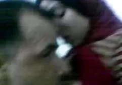 两个美丽的黑发很高兴吸一个健康的家伙