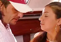 这对夫妇坐在镜头前，开始他妈的