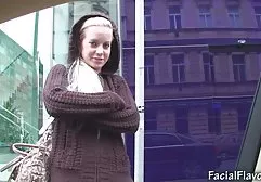 这位老太太坐在沙发上，摸着她的阴唇