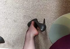 来自布里亚特的布鲁内特从自制肛交获得快乐