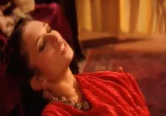 女同性恋者用橡胶鸡巴亲吻并做爱