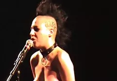 长发美女在两个洞都搞了黄瓜，然后把它们变成了鸡巴