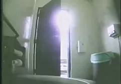 显示长腿的乳胶长袜的秀丽