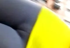 网眼丝袜的激情黑发在她的嘴里采取阴茎和糟透了