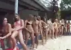 晒黑的黑发露出小山雀和自慰在沙发上