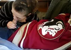 俄罗斯学生Katya和一位成熟的老师在沙发上操