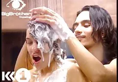 纤细的美女们一起在镜头前跳舞脱衣舞