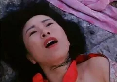 一个橡胶鸡巴帮助一个成熟的运动员在健身房地板上操一个有抱负的体操运动员