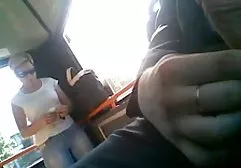 男孩人群性交饥饿的老年妇女在她的房子里