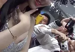 两个女同性恋美女正和一个男孩在镜头前拥抱