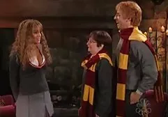 年轻性感的黑发在浴室里性交